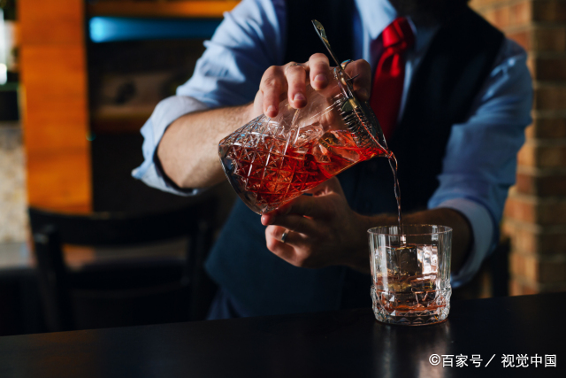 调酒师哪里可以学学费多少  学调酒的学费一般多少