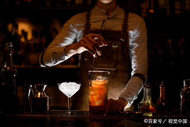 调酒师哪里可以学学费多少  学调酒的学费一般多少