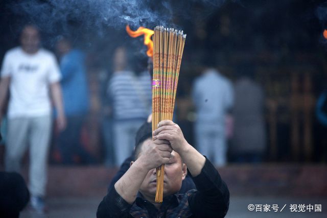 上香图片三支香图解小天真  烧香图解三根香小天真什么意思
